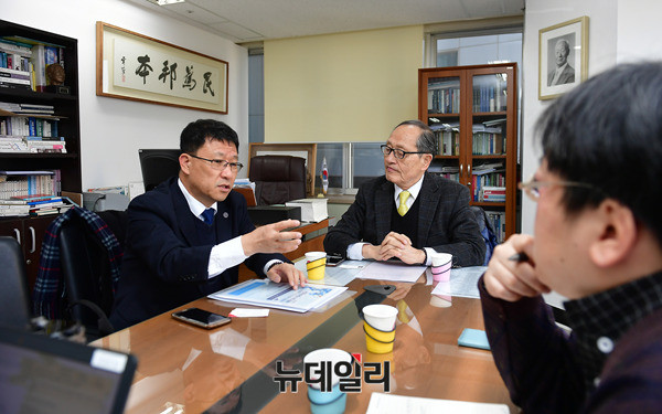 ▲ 본지 인보길 회장과 대담 중인 김학노 한국원자력학회 회장. ⓒ뉴데일리 정상윤 사진기자