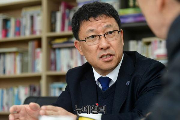 ▲ 본지 인보길 회장과 대담 중인 김학노 한국원자력학회 회장. ⓒ뉴데일리 정상윤 사진기자