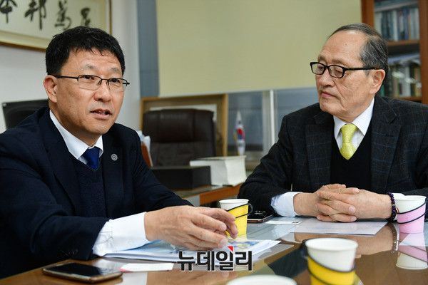 ▲ 본지 인보길 회장과 대담 중인 김학노 한국원자력학회 회장. ⓒ뉴데일리 정상윤 사진기자