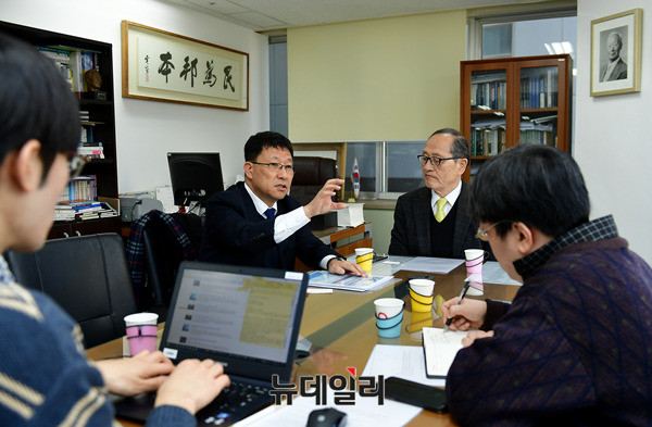 ▲ 본지 인보길 회장과 대담 중인 김학노 한국원자력학회 회장. ⓒ뉴데일리 정상윤 사진기자