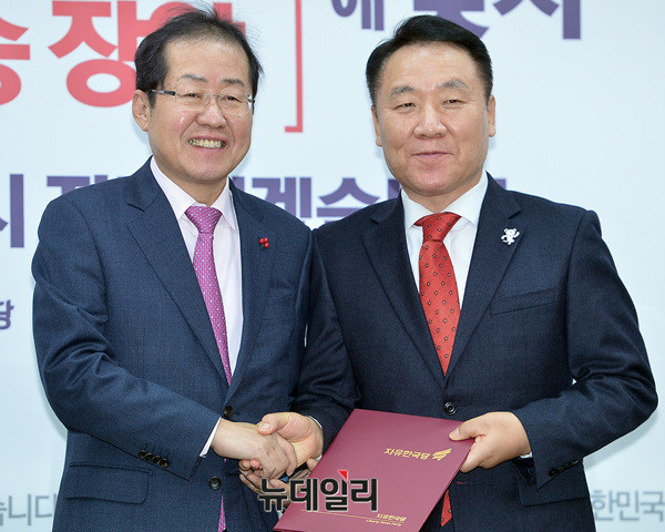 ▲ 자유한국당 홍준표 대표(왼쪽)와 염동열 새 최고위원. ⓒ뉴데일리 공준표 기자