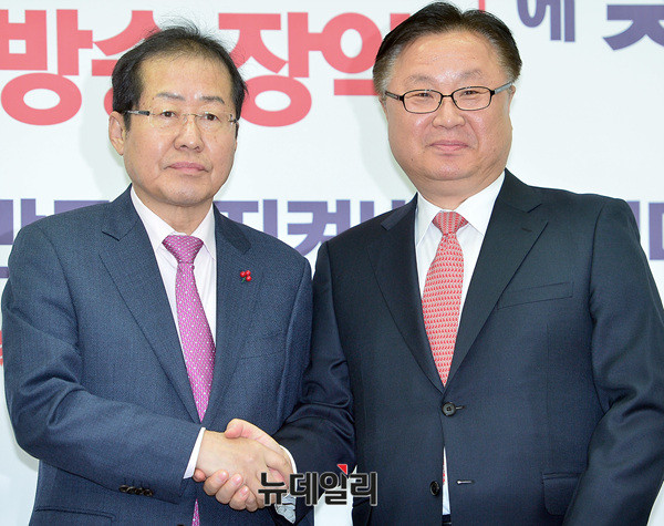 ▲ 임명장 수여 후 홍준표 대표와 기념촬영하는 김장실 부원장 ⓒ 뉴데일리 공준표