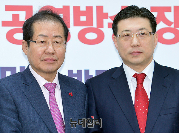 ▲ 임명장 수여 후 홍준표 대표와 기념촬영하는 이창근 부원장 ⓒ 뉴데일리 공준표