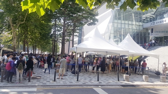 ▲ '신반포 센트럴 자이' 견본주택 앞 운집한 내방객들. ⓒGS건설