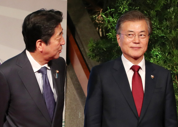 ▲ 문재인 대통령(오른쪽)과 아베 신조 일본 총리. ⓒ뉴시스