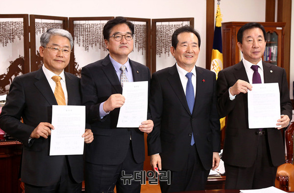 ▲ 왼쪽부터 김동철 국민의당, 우원식 더불어민주당 원내대표, 정세균 국회의장, 김성태 자유한국당 원내대표 ⓒ 뉴데일리 공준표