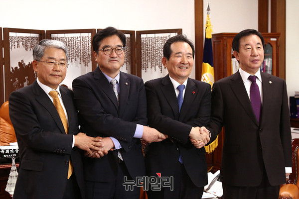 ▲ 왼쪽부터 김동철 국민의당, 우원식 더불어민주당 원내대표, 정세균 국회의장, 김성태 자유한국당 원내대표 ⓒ 뉴데일리 공준표