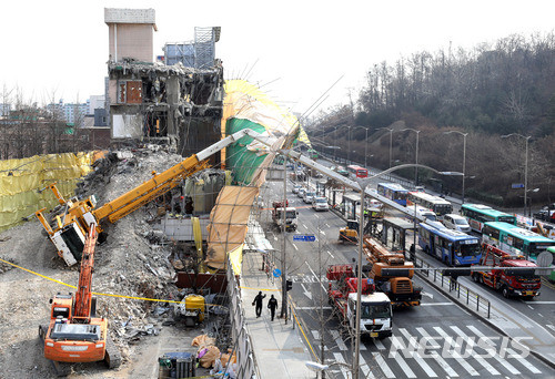 서울 강서구 등촌동에서 28일 오전 9시 40분경 건물을 철거하고 있던 크레인 구조물이 넘어져 16명의 사상자가 발생했다. ⓒ뉴시스