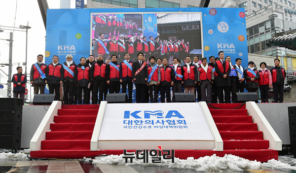 ▲ 대한의사협회 국민건강수호 비상대책위원회는 지난 10일 서울 광화문에서 '문재인 케어 규탄 총궐기대회'를 열었다. 이날 집회에는 3만여 명의 의사들이 운집했다. ⓒ뉴데일리 정상윤 사진기자