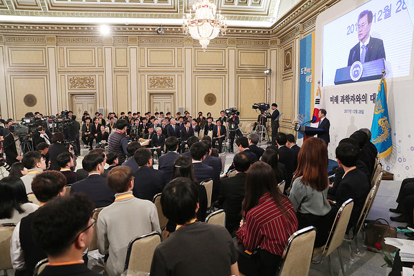 ▲ 청와대가 29일 2017년 국정에 대해 '무너진 민주주의를 일으키는 외형적 복원을 이룬 해'라고 설명했다. ⓒ청와대 제공