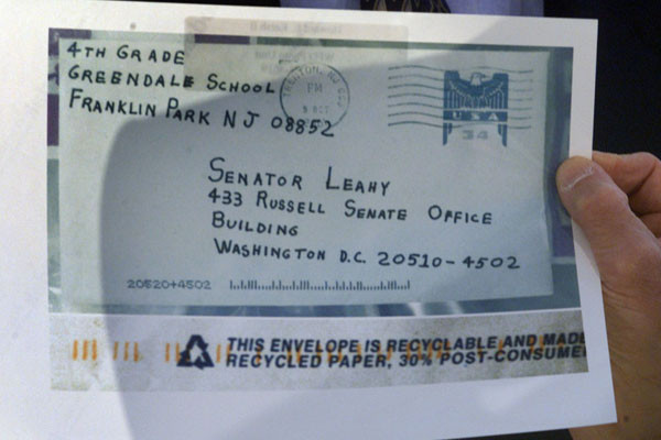 ▲ 2001년 9월부터 11월까지 美전역에 '탄저균 우편'이 배달됐다. 사진은 美수사당국이 공개한 '탄저균 우편물'의 사진. ⓒ美공영 NPR 관련보도 화면캡쳐.