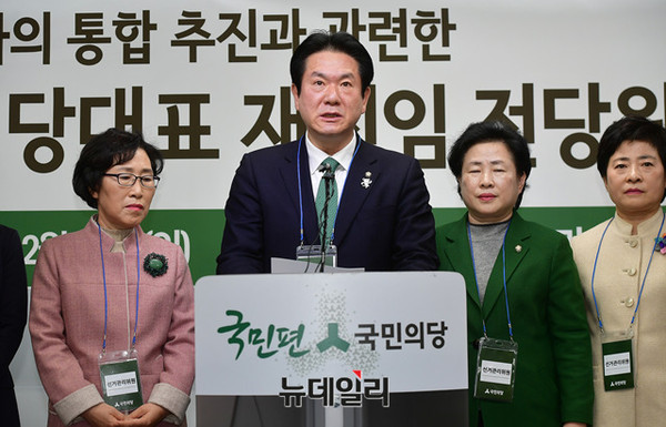 ▲ 국민의당 이동섭 중앙당선거관리위원장이 31일 오전 당사에서 전당원투표 결과를 발표하고 있다. ⓒ뉴데일리 정상윤 기자
