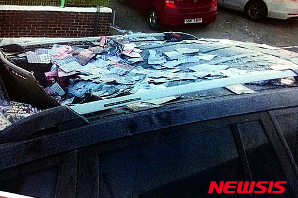 ▲ 2016년 1월 경기 고양시의 한 주택가에 떨어져 주차된 차량을 파손했던 대남전단 풍선 추락사건. ⓒ뉴시스. 무단전재 및 재배포 금지.