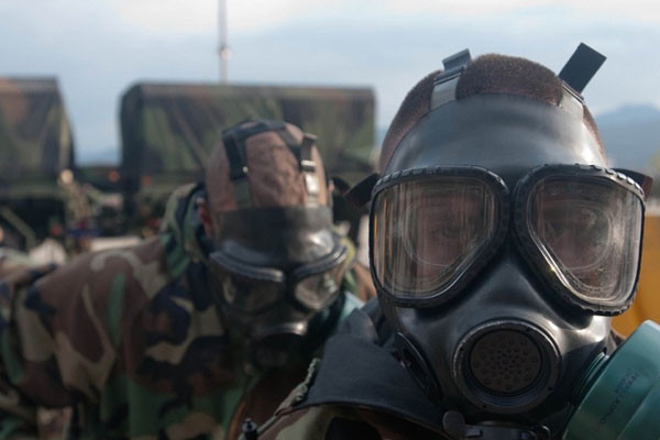 ▲ 침투보호의와 방독면을 착용하고 화생방 훈련을 하는 미군들. ⓒ美버즈닷컴 관련보도 화면캡쳐.