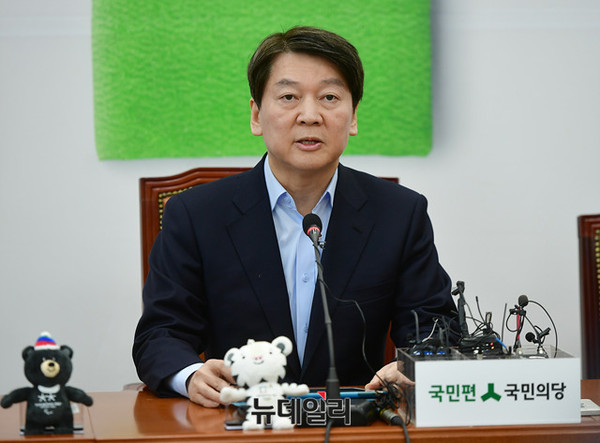 ▲ 국민의당 안철수 대표가 31일 오전 전당원투표 결과가 발표된 직후, 국회에서 기자간담회를 열어 바른정당과의 통합을 좌고우면 않고 추진하겠다고 천명하고 있다. ⓒ뉴데일리 정상윤 기자