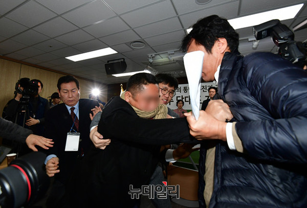 ▲ 국민의당 전당원투표 결과가 발표된 31일 오전 여의도 당사에서 신원 미상의 당원이 이동섭 중앙당선거관리위원장에게 달려들어 주먹을 휘두르며 욕설을 하다가 당직자들에게 제지당하고 있다. ⓒ뉴데일리 정상윤 기자