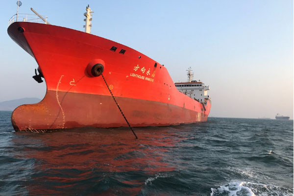 ▲ 한국 정부에 의해 억류돼 현재 전남 여수 앞바다에 있는 '라이트하우스 길모어'호. 중소형 유조선으로 대만기업이 임차해 운용 중이지만 실 소유주를 두고는 다양한 추측이 나오고 있다. '라이트하우스 길모어'호의 억류도 유엔 안보리 대북제재 이행에 따른 것이다. ⓒ美자유아시아방송 관련보도 화면캡쳐.