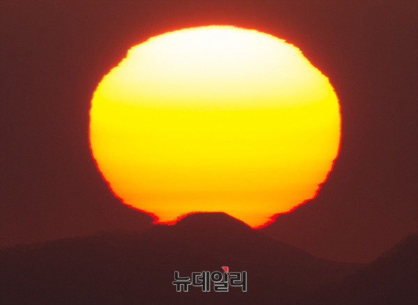 ▲ 롯데월드타워 꼭대기에서 촬영한 새해 일출 전경. ⓒ뉴데일리 정상윤 기자