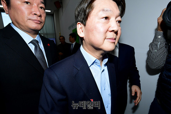 ▲ 국민의당 안철수 대표가 31일 전당원투표 결과가 발표된 직후, 국회에서 연 기자간담회에서 회견장을 나서고 있다. ⓒ뉴데일리 정상윤 기자