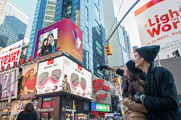 ▲ 이달 30일 V30의 '디스 이즈 리얼' 이벤트 참가자가  뉴욕 타임스스퀘어 전광판에서 소개되는 자신들의 사진을 보고 있는 모습. ⓒLG전자