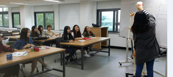 ▲ 청주대 작업치료학과 2회 졸업생 22명 전원이 작업치료사 국가고시에 합격했다. 사진은 4학년 학생들이 자율 스터디를 하고 있는 모습.ⓒ청주대