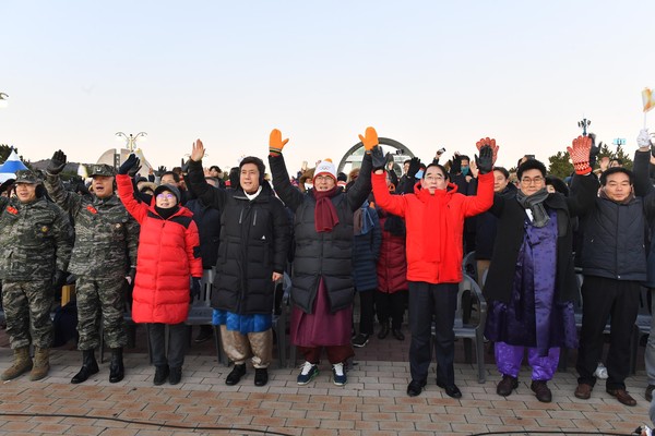 ▲ 경북도 김장주 부지사 등은 1일포항 호미곶 새천년 광장에서 ‘포항의 빛, 세계를 밝히다’란 주제로 ‘제20회 호미곶 한민족 해맞이 축전’을 열었다.ⓒ경북도