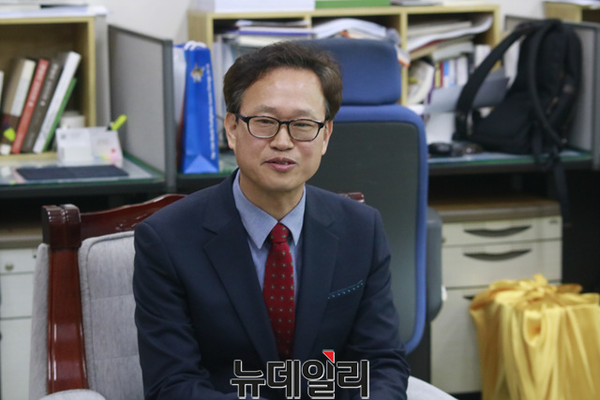 ▲ 지난 21일 충북도청 기자실을 방문한 송재봉 도민소통특보 내정자.ⓒ김종혁 기자