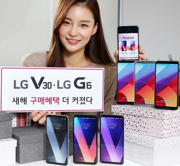 ▲ LG전자가 다음달까지 'V30'와 'G6' 등 프리미엄 스마트폰을 구매한 고객들 중 추첨을 통해 총 1억6000만원 상당의 경품을 제공한다. ⓒLG전자