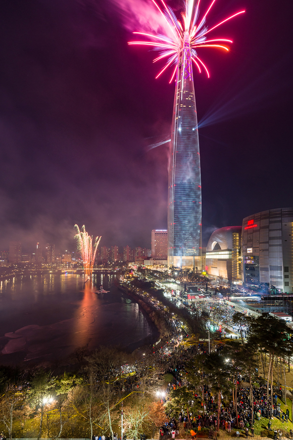 ▲ 롯데월드타워&nbsp;'2018&nbsp;새해 카운트다운' 개최 ⓒ롯데물산