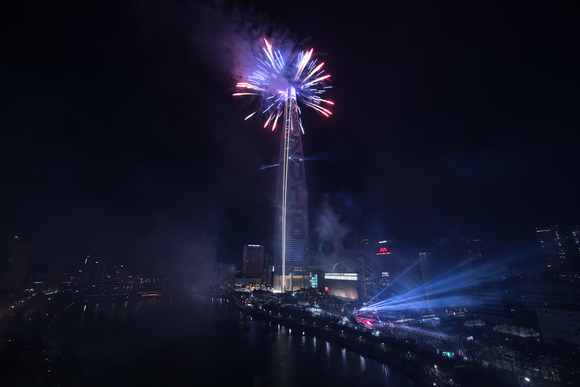 ▲ 롯데월드타워 '2018 새해 카운트다운' 개최 ⓒ롯데물산