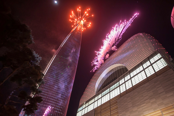 ▲ 롯데월드타워 '2018 새해 카운트다운' 개최 ⓒ롯데물산