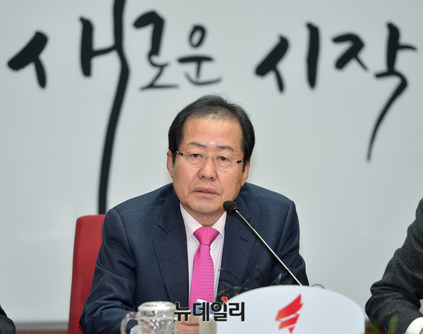 ▲ 자유한국당 홍준표 대표가 2일 여의도 당사에서 열린 새해 첫 최고위원회의에서 발언하고 있다. ⓒ뉴데일리 공준표 기자