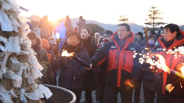 ▲ 한동수 청송군수(중간)이 지난 1일 청송양수발전소 상부댐에서 새해 군민화합 해맞이 행사를 갖고 있다.ⓒ청송군