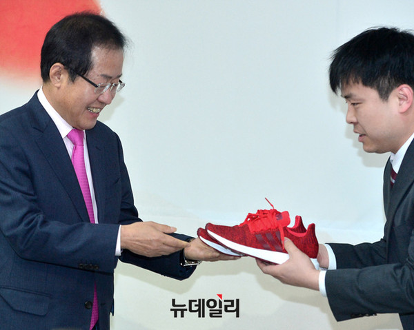 ▲ 2일 오전 여의도 자유한국당 당사에서 열린 사무처 시무식에서 빨간 운동화를 전달받는 홍준표 대표. ⓒ뉴데일리 공준표 기자