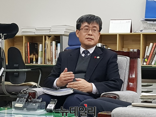 ▲ 충북도 오진섭 행정국장이 2일 도청 기자실에서 소통특보 관련 브리핑을 하고 있다.ⓒ김종혁 기자