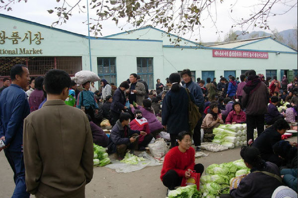 ▲ 북한 장마당의 일상적 모습. 북한 주민들은 당국이 장사하는 것을 통제하지 않는 것을 2018년 새해 소망으로 꼽았다고 한다. ⓒ北전문매체 '뉴포커스' 화면 캡쳐.
