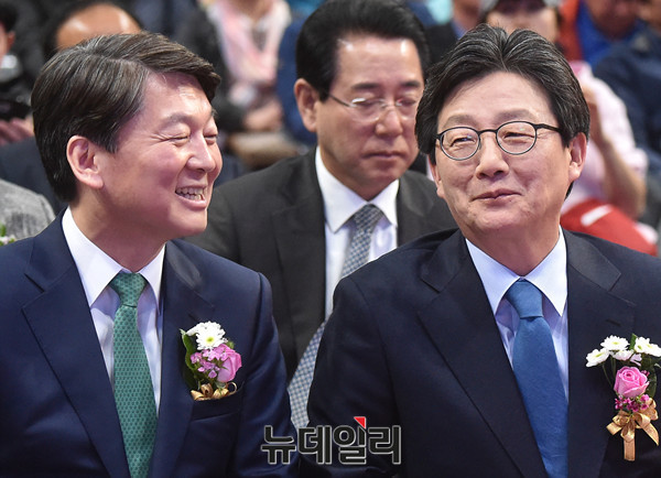 ▲ 국민의당 안철수, 바른정당 유승민 대선후보가 지난해 4월 13일 오후 서울 강서구 KBS 아레나홀에열린 '선택 2017! 한농연 대선후보 초청 토론회'에서 참석해 대화를 나누고 있다. ⓒ뉴데일리 이종현 기자