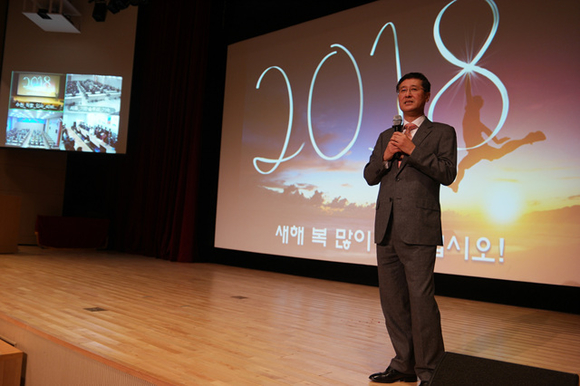 ▲ 이윤태 삼성전기 사장이 2일 수원사업장에서 신년사를 전하고 있다. ⓒ삼성전기