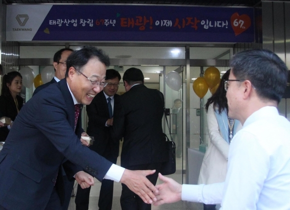 ▲ 지난해 10월 열린 태광산업 창립 67주년 기념식에서 홍현민 대표가 서울 중구 장충동 사옥 앞에 나와 직원들을 맞이하고 있다. ⓒ태광산업