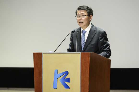 ▲ 은성수 수출입은행장 역시 "정책금융은 수요가 뒷받침되지 않는 양적 확대보다 기업의 성장 또는 고용확대와 같이 시장에서 원하고 효과가 큰 사업에 초점을 맞춰야 한다"고 말했다. ⓒ  수출입은행