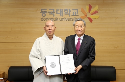 ▲ 지난달 29일 서울 중구 동국대학교에서 열린 발전기금 전달식에서 한태식 동대 총장(왼쪽)과 이창규 DK메디칼솔루션 회장이 기념사진을 촬영하고 있다. ⓒ동국대