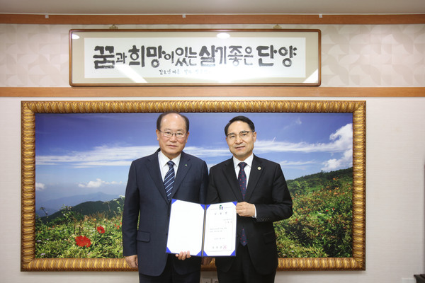▲ 사진 오른쪽 신철호 부군수.ⓒ단양군
