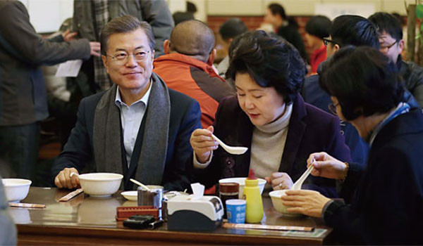 ▲ 2017년 12월 중국을 국빈방문한 문재인 대통령이 중국 측 인사 없이 일행들과 '서민 식당'에서 아침을 먹는 모습. 청와대는 이를 두고 "대통령께서는 중국인 13억 명과 함께 식사를 하신 것"이라는 주장을 폈다. ⓒ뉴시스. 무단전재 및 재배포 금지.