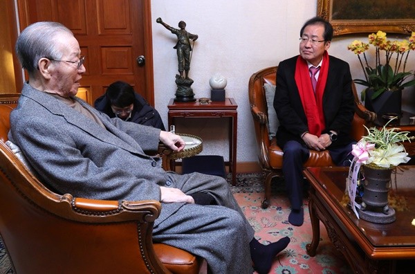 ▲ 3일 김종필 전 국무총리를 예방한 홍준표 자유한국당 대표(오른쪽). ⓒ뉴시스 사진