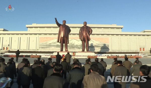 ▲ 북한 주민들은 매년 1월 1일 김일성·김정일 동상에 참배를 가야 한다. ⓒ뉴시스. 무단전재 및 재배포 금지.