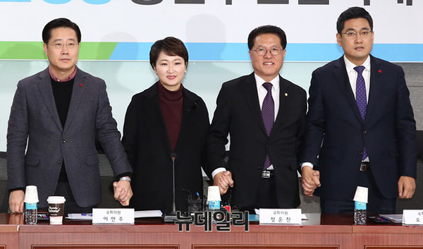 ▲ 국민의당-바른정당 통합추진협의체가 3일 국회 의원회관에서 열린 가운데 국민의당 이태규, 이언주 의원, 바른정당 정운천 최고위원, 오신환 원내대표가 기념사진을 촬영하고 있다. ⓒ뉴데일리 이종현 기자