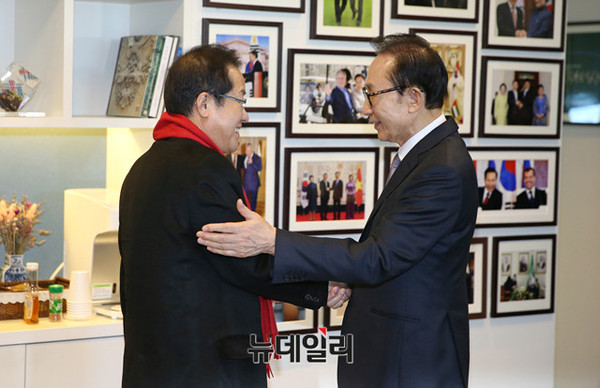 ▲ 3일 신년인사를 위해 이명박 전 대통령을 예방한 홍준표 자유한국당 대표(왼쪽). ⓒ뉴데일리 이종현 기자