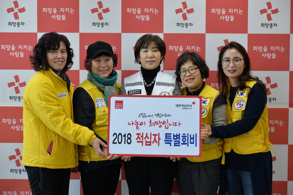 ▲ 사진 왼쪽부터 류미향 회장, 원종연, 허부자 사무처장, 장청자, 임은경 회원.ⓒ대한적십자사 충북도지사