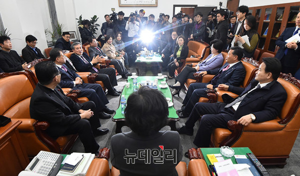 ▲ 국민의당 통합반대파 의원들이 3일 오후 국회교문위원장실에서 모여 바른정당과의 통합에 대한 대책을 논의하고 있다. ⓒ뉴데일리 이종현 기자