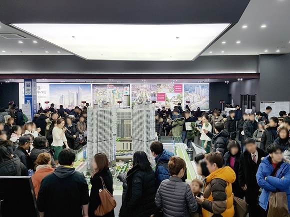 ▲ 롯데건설이 지난달 공급한 '동탄역 롯데캐슬' 견본주택 내. ⓒ롯데건설